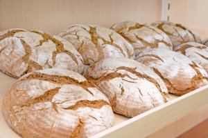 Mehrere Runde Brotlaibe im Regal